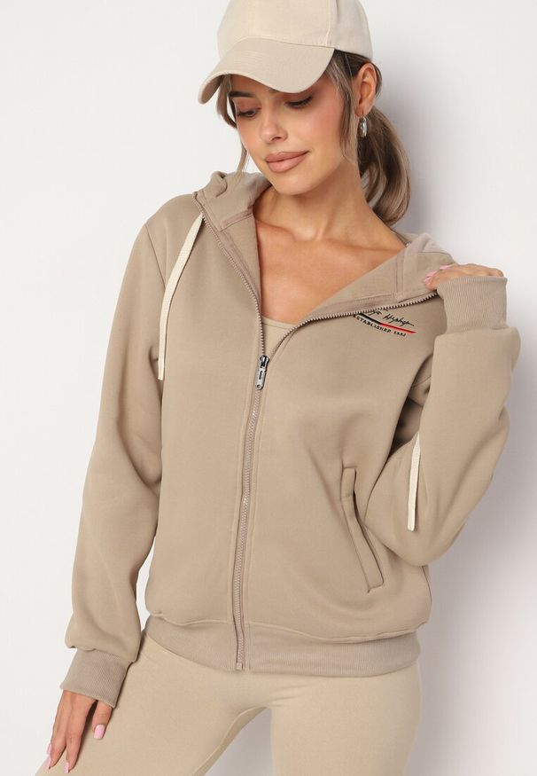 Born2be - Ciemnobeżowa Klasyczna Bluza z Bawełną na Suwak z Kapturem Wykończona Polarem i Ściągaczem Sadela. Okazja: na co dzień. Typ kołnierza: kaptur. Kolor: beżowy. Materiał: bawełna, polar. Długość rękawa: długi rękaw. Długość: długie. Styl: klasyczny