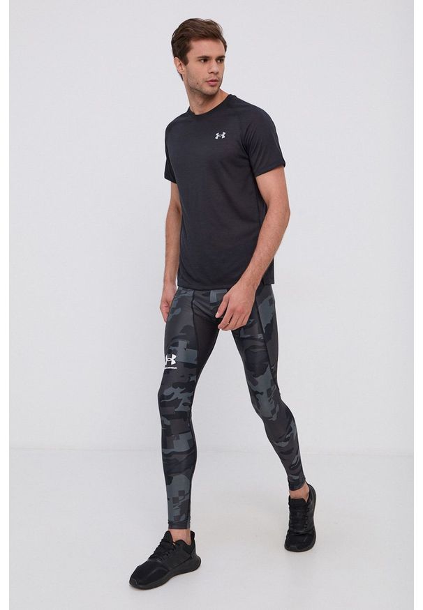 Under Armour - T-shirt. Kolor: czarny. Materiał: dzianina. Długość rękawa: raglanowy rękaw. Wzór: nadruk