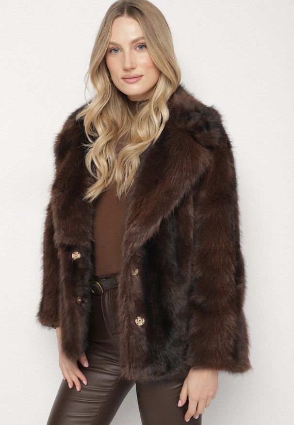 Born2be - Brązowa Kurtka Futerko z Jednorzędowym Zapięciem i Szerokim Kołnierzem Tesella. Okazja: na co dzień. Kolor: brązowy. Materiał: futro. Styl: casual, elegancki