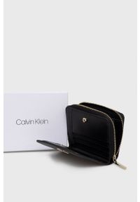 Calvin Klein - Portfel. Kolor: czarny. Materiał: materiał. Wzór: gładki #4