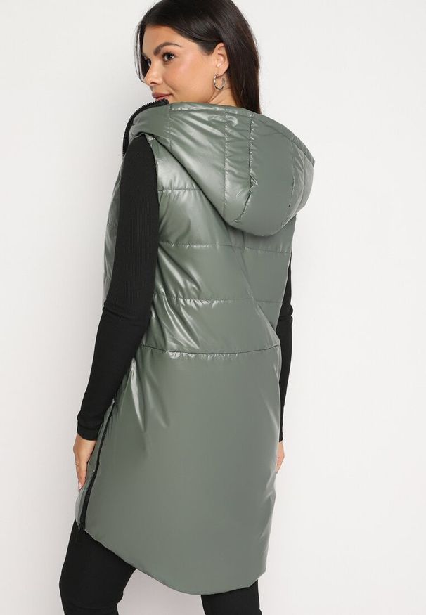 Born2be - Zielona Kamizelka Długa z Kapturem Ozdobiona Naszywką Zapinana na Napy Nevettea. Okazja: na co dzień. Typ kołnierza: kaptur. Kolor: zielony. Długość: długie. Wzór: aplikacja. Styl: elegancki, casual