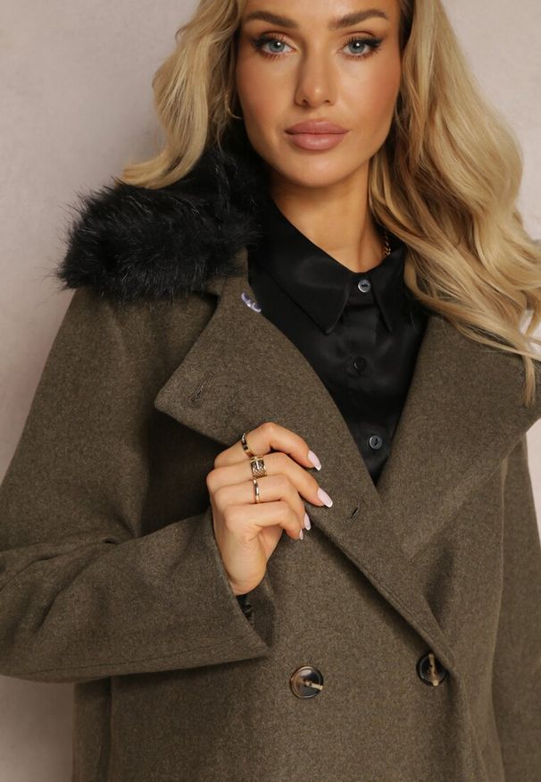 Renee - Ciemnozielony Płaszcz Amatheris. Kolor: zielony. Materiał: jeans, materiał, poliester, futro. Długość: długie