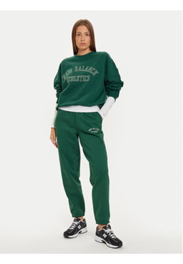 New Balance Spodnie dresowe WP43500 Zielony Relaxed Fit. Kolor: zielony. Materiał: bawełna