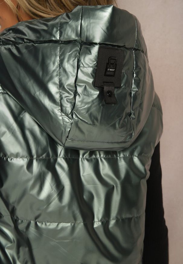 Renee - Ciemnozielona Kamizelka z Kapturem Ozdobiona Pikowaniem z Dłuższym Tyłem Teriteas. Okazja: na co dzień. Typ kołnierza: kaptur. Kolor: zielony. Materiał: jeans. Długość: długie. Wzór: aplikacja. Styl: casual, elegancki