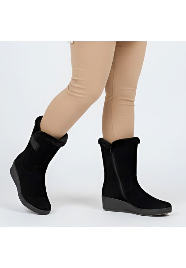 Czarne Botki Rieker Ocieplane Buty Damskie Na Koturnie. Okazja: na co dzień. Kolor: czarny. Materiał: futro, zamsz. Sezon: zima. Obcas: na koturnie. Styl: casual, elegancki, klasyczny