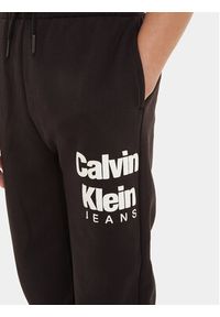 Calvin Klein Jeans Spodnie dresowe IB0IB01816 Czarny Regular Fit. Kolor: czarny. Materiał: bawełna #4