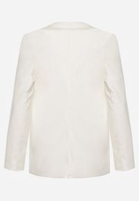 Renee - Biała Pudełkowa Marynarka z Ekoskóry Niezapinana z Poduszkami w Ramionach Suniya. Okazja: na co dzień, na spotkanie biznesowe. Kolor: biały. Materiał: wiskoza. Styl: casual, biznesowy #4