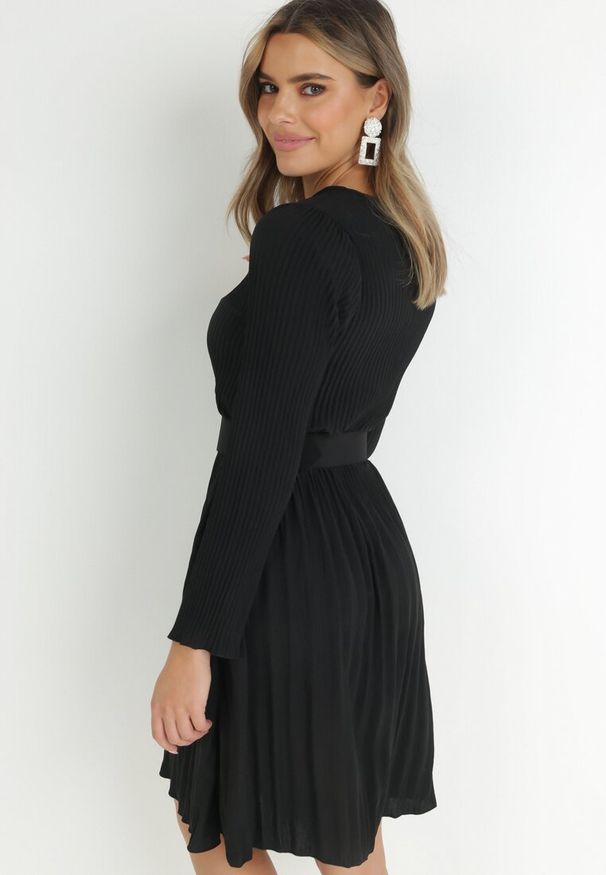 Born2be - Czarna Sukienka Plisowana z Paskiem Flyne. Kolor: czarny. Długość rękawa: długi rękaw. Styl: elegancki. Długość: mini