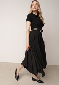 Born2be - Czarna Rozkloszowana Spódnica z Ozdobnym Paskiem i Asymetrycznym Dołem Pillen. Okazja: na co dzień, do pracy. Kolor: czarny. Materiał: skóra. Długość: długie. Styl: casual, elegancki #2
