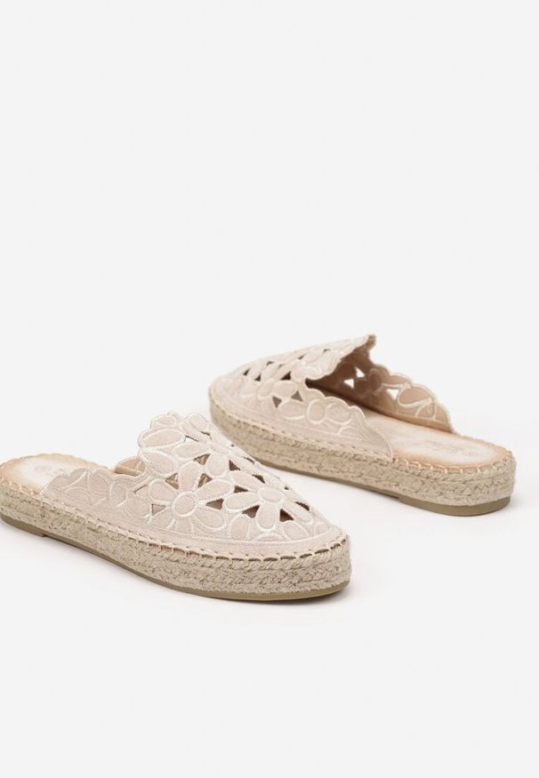 Born2be - Beżowe Płaskie Klapki z Ażurową Cholewką Dolivarae. Okazja: na co dzień. Kolor: beżowy. Materiał: jeans. Wzór: ażurowy. Obcas: na płaskiej podeszwie. Styl: elegancki, casual