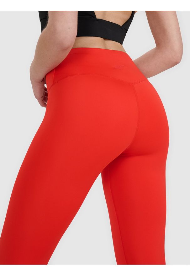 4f - 4F Legginsy treningowe 7/8 z wysokim stanem damskie - czerwone XL. Stan: podwyższony. Kolor: czerwony. Materiał: poliester, elastan, włókno, dzianina, materiał. Wzór: ze splotem, gładki, jednolity. Sport: fitness
