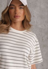 Renee - Biało-Czarny T-shirt z Bawełny Ozdobiony Poziomymi Paskami Nautida. Okazja: na co dzień. Kolor: czarny. Materiał: bawełna. Wzór: aplikacja. Styl: casual #2