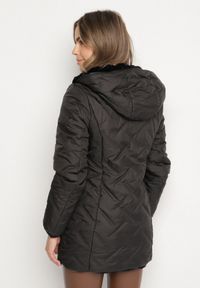 Born2be - Czarna Pikowana Kurtka Dwustronna z Kapturem i Futerkiem Rinaresa. Okazja: na co dzień. Typ kołnierza: kaptur. Kolor: czarny. Materiał: futro. Styl: casual, elegancki #4