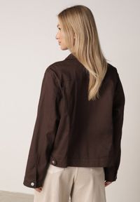 Born2be - Ciemnobrązowa Bawełniana Kurtka Jeansowa Perimea. Kolor: brązowy. Materiał: bawełna, jeans #3