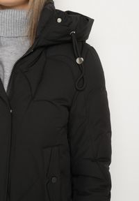 Born2be - Czarna Pikowana Kurtka o Pudełkowym Kroju z Kapturem i Ściągaczami Selizola. Okazja: na spacer. Typ kołnierza: kaptur. Kolor: czarny. Materiał: skóra, jeans. Styl: sportowy #2