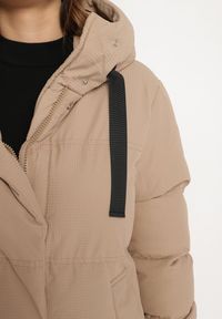 Born2be - Ciemnobeżowa Kurtka Pikowana z Kapturem Vertigara. Okazja: na co dzień. Typ kołnierza: kaptur. Kolor: beżowy. Materiał: dzianina, jeans. Styl: casual, elegancki #2