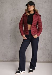 Renee - Bordowa Przejściowa Kurtka Pikowana z Kapturem z Możliwością Odpięcia Pretiga. Okazja: na spacer. Typ kołnierza: kaptur. Kolor: czerwony. Materiał: nylon, jeans #7