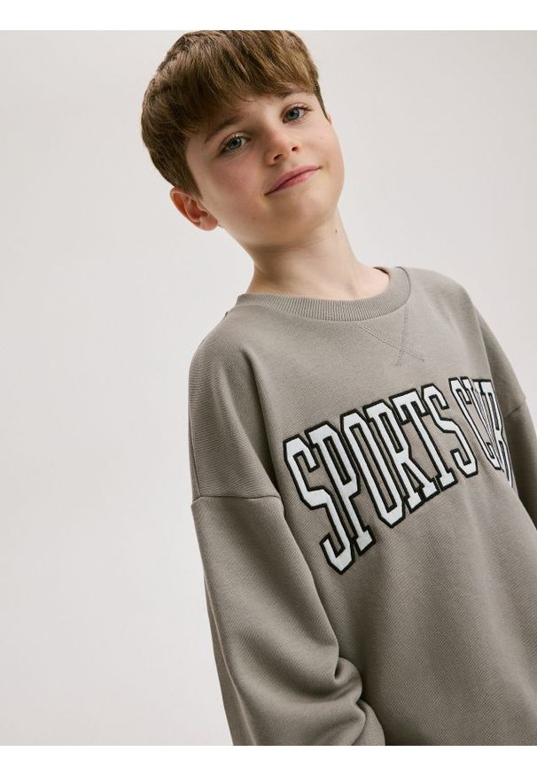 Reserved - Longsleeve oversize - brązowy. Kolor: brązowy. Materiał: dzianina, bawełna. Długość rękawa: długi rękaw