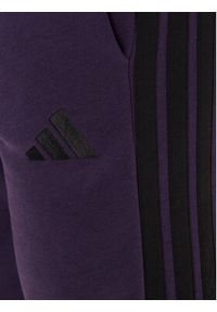 Adidas - adidas Spodnie dresowe Essentials 3-Stripes JX0750 Fioletowy Regular Fit. Kolor: fioletowy. Materiał: bawełna
