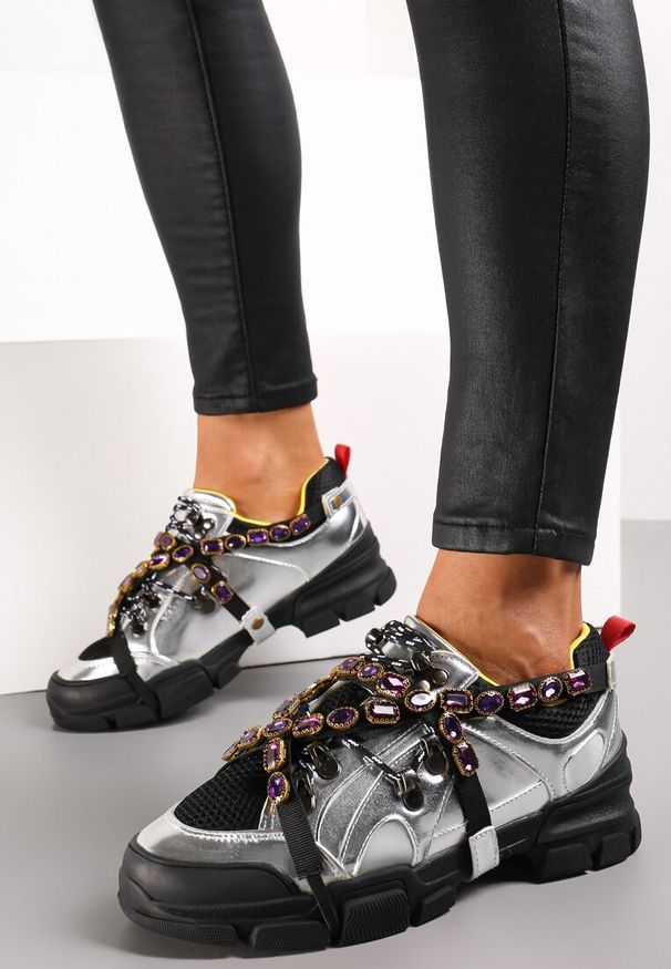 Renee - Srebrne Sznurowane Sneakersy na Płaskiej Podeszwie z Metalicznymi Wstawkami i Cyrkoniami Ciedra. Nosek buta: okrągły. Kolor: srebrny. Materiał: materiał. Obcas: na płaskiej podeszwie