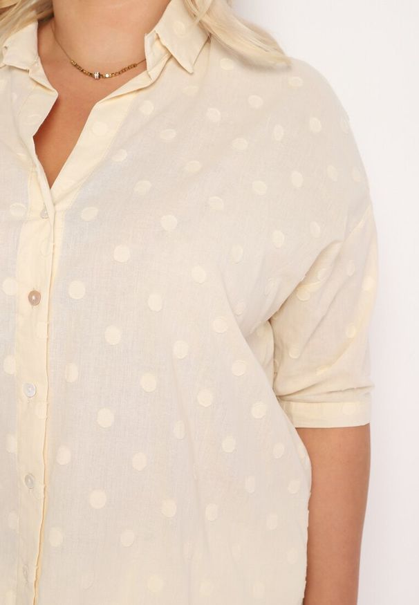 Born2be - Beżowa Bawełniana Koszula z Krótkim Rękawem w Ozdobne Kropki Tinasenna. Okazja: na spotkanie biznesowe, do pracy. Typ kołnierza: dekolt w kształcie V, kołnierzyk klasyczny. Kolekcja: plus size. Kolor: beżowy. Długość: krótkie. Wzór: kropki. Materiał: bawełna. Długość rękawa: krótki rękaw. Styl: biznesowy, elegancki, klasyczny