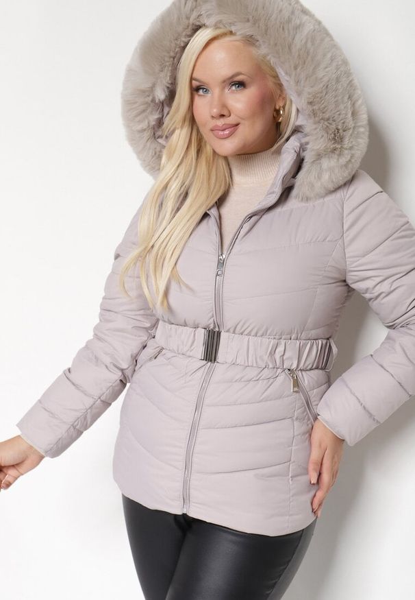 Born2be - Jasnoszara Pikowana Kurtka Zimowa z Paskiem i Kapturem z Futrem z Możliwością Odpięcia Toriella. Okazja: na co dzień. Kolekcja: plus size. Kolor: szary. Długość: długie. Wzór: aplikacja. Materiał: futro. Długość rękawa: długi rękaw. Sezon: zima. Styl: wizytowy, casual, elegancki