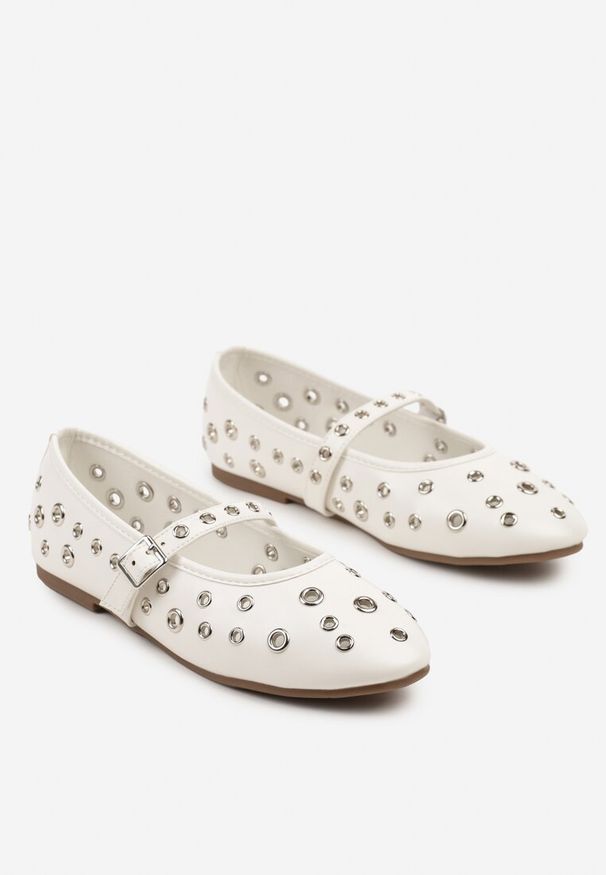 Renee - Białe Balerinki z Okrągłymi Nitami i Paseczkiem Finianis. Okazja: na co dzień. Nosek buta: okrągły. Kolor: biały. Wzór: aplikacja. Obcas: na obcasie. Styl: casual, elegancki, klasyczny. Wysokość obcasa: niski