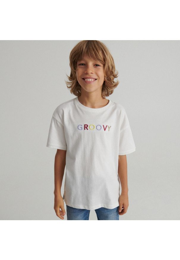 Reserved - Bawełniany T-shirt z haftem - Kremowy. Kolor: kremowy. Materiał: bawełna. Wzór: haft