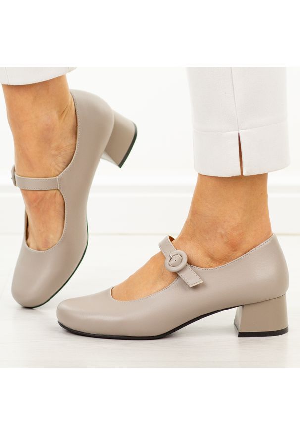 C.Szare półbuty damskie Sergio Leone Pb416. Nosek buta: okrągły. Zapięcie: pasek. Kolor: szary. Materiał: skóra. Sezon: wiosna, lato. Obcas: na obcasie. Styl: elegancki, klasyczny, wizytowy. Wysokość obcasa: średni