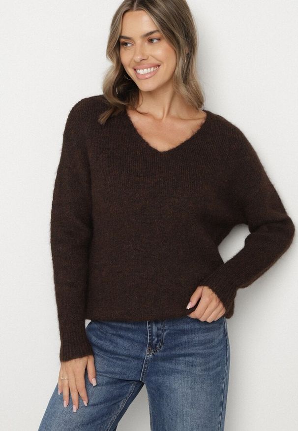 Born2be - Brązowy Sweter z Dodatkiem Wełny i Dekoltem w Serek Estorea. Okazja: na co dzień. Typ kołnierza: dekolt w serek. Kolor: brązowy. Materiał: wełna. Styl: klasyczny, casual, elegancki