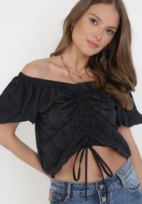 Born2be - Czarna Bluzka Aethenis. Typ kołnierza: dekolt hiszpanka. Kolor: czarny. Materiał: jeans. Długość: krótkie