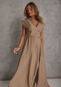 Renee - Beżowa Rozkloszowana Sukienka na Lato z Kołnierzykiem i Cienkim Paskiem Actista. Okazja: na co dzień. Kolor: beżowy. Sezon: lato. Typ sukienki: proste, rozkloszowane. Styl: elegancki, casual #4