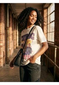 Sinsay - Bawełniana koszulka z nadrukiem 2Pac - kremowy. Kolor: kremowy. Materiał: bawełna. Wzór: nadruk #1