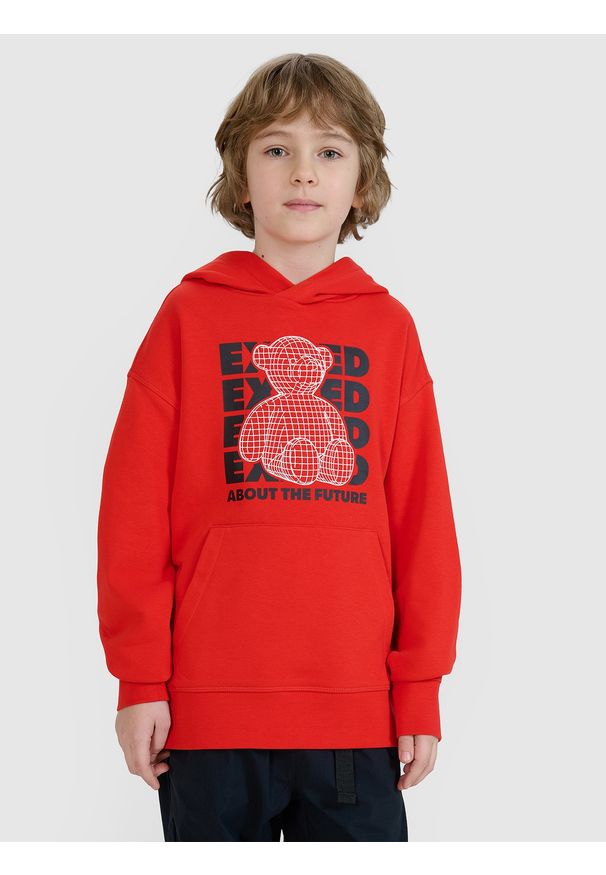 4f - 4F Bluza dresowa nierozpinana z kapturem chłopięca - czerwona 158 (12-13 lat). Okazja: na co dzień. Typ kołnierza: kaptur. Kolor: czerwony. Materiał: dresówka. Wzór: nadruk, gładki, napisy, ze splotem. Sezon: lato. Styl: casual, sportowy