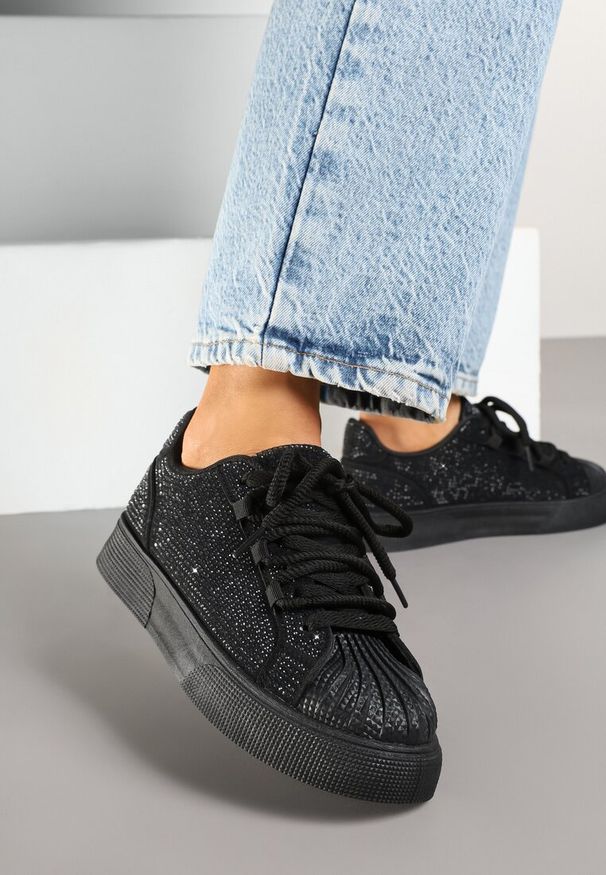 Born2be - Czarne Sneakersy Ozdobione Cyrkoniami i Tłoczonym Noskiem Calreis. Okazja: na co dzień. Kolor: czarny. Materiał: jeans. Wzór: aplikacja. Obcas: na płaskiej podeszwie