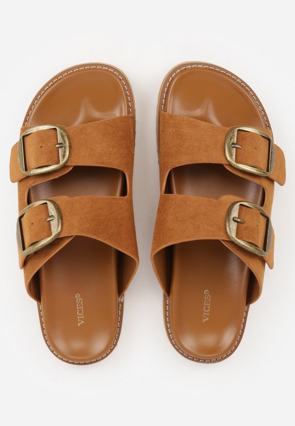 Renee - Jasnobrązowe Klapki VICES Ozdobione Dużymi Klamrami Jenniviane. Okazja: na co dzień. Kolor: brązowy. Materiał: jeans. Wzór: aplikacja. Sezon: wiosna, lato. Styl: elegancki, casual