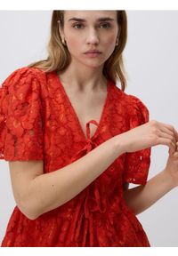 Reserved - Bluzka z koronką - intenstywna czerwień. Kolor: czerwony. Materiał: koronka. Wzór: koronka #1