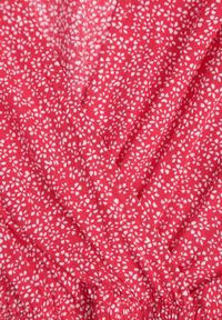 Born2be - Czerwona Sukienka z Paskiem Rartho. Typ kołnierza: kołnierz z falbankami. Kolor: czerwony. Materiał: wiskoza, materiał. Wzór: nadruk, kwiaty. Typ sukienki: rozkloszowane, kopertowe. Długość: mini #7