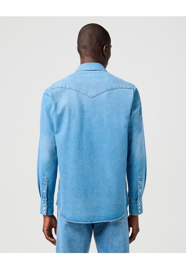 Wrangler - MESKA KOSZULA JEANSOWA WRANGLER WESTERN SHIRT MID LIGHT WASH 112362744. Materiał: jeans. Wzór: ze splotem. Styl: wizytowy, klasyczny, elegancki