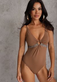 Renee - Brązowy Strój Kąpielowy z Paskiem w Geometryczny Print i Wycięciem Helania. Kolekcja: plus size. Kolor: brązowy. Wzór: geometria, nadruk #6