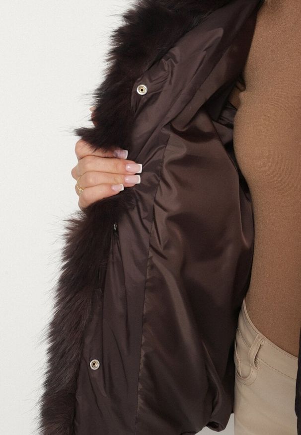 Born2be - Brązowa Pikowana Kurtka Oversize z Futrzanymi Zdobieniami Saranessa. Okazja: na co dzień. Kolor: brązowy. Materiał: futro. Wzór: aplikacja. Styl: casual