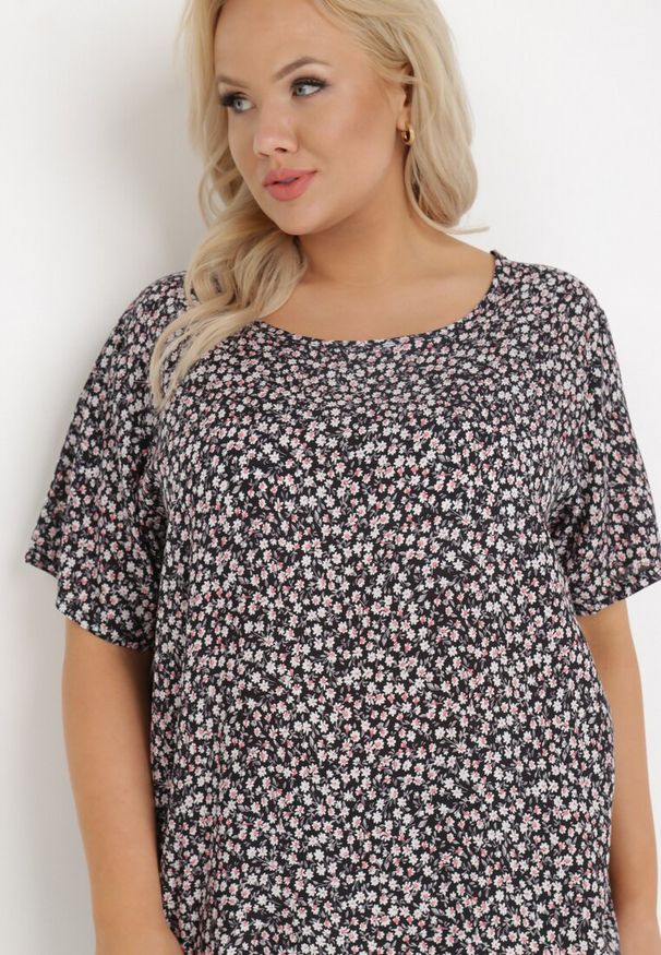 Born2be - Czarna Bluzka z Wiskozy Maerelaia. Kolekcja: plus size. Kolor: czarny. Materiał: wiskoza. Długość: krótkie. Wzór: kwiaty. Sezon: lato