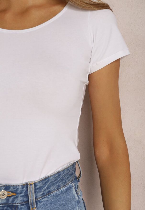 Renee - Białe Body Auxothee. Kolor: biały. Materiał: jeans, bawełna, materiał. Długość rękawa: krótki rękaw. Długość: krótkie. Wzór: gładki. Sezon: lato