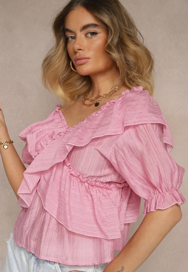 Renee - Różowa Bluzka z Falbankami i Bufiastymi Rękawami Aliviera. Okazja: na co dzień. Typ kołnierza: kołnierz z falbankami. Kolor: różowy. Materiał: jeans. Styl: elegancki, casual