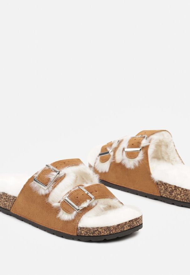 Born2be - Brązowe Płaskie Kapcie Ozdobione Klamrami Ciabelle. Okazja: na co dzień, do domu. Zapięcie: klamry. Kolor: brązowy. Wzór: aplikacja. Obcas: na płaskiej podeszwie. Styl: casual, klasyczny