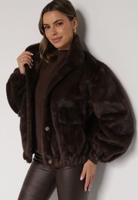 Born2be - Brązowa Kurtka Futerko o Kroju Bomberki z Kieszeniami Tiwedara. Okazja: na co dzień. Typ kołnierza: kołnierzyk stójkowy. Kolor: brązowy. Materiał: futro. Styl: elegancki, casual #3