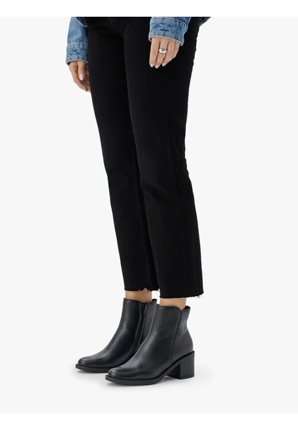 Ryłko - Czarne botki na słupku. Okazja: na co dzień. Nosek buta: okrągły. Zapięcie: zamek. Kolor: czarny. Szerokość cholewki: normalna. Wzór: aplikacja. Wysokość cholewki: za kostkę. Materiał: skóra. Obcas: na słupku. Styl: klasyczny, casual, elegancki, street. Wysokość obcasa: średni