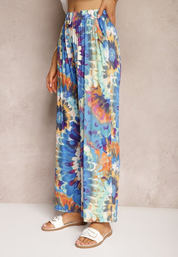 Renee - Niebieskie Wiskozowe Spodnie o Szerokim Kroju High Waist Tie Dye z Gumką w Talii Nalflea. Stan: podwyższony. Kolor: niebieski. Materiał: wiskoza. Sezon: lato