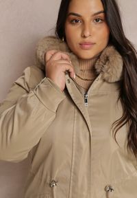 Renee - Beżowa Kurtka Parka Nylonowa Mivo. Okazja: na co dzień. Kolekcja: plus size. Kolor: beżowy. Materiał: nylon. Sezon: zima. Styl: klasyczny, casual, elegancki, wizytowy #4