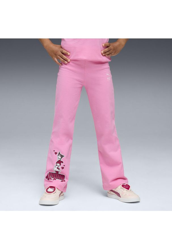 Puma - Dziecięce legginsy o rozszerzanym kroju PUMA × HELLO KITTY AND FRIENDS PUMA. Okazja: na uczelnię. Kolor: różowy. Wzór: motyw z bajki. Styl: sportowy